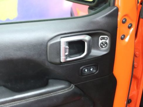 Used 2019 Jeep Wrangler Unlimited Sahara w/ Uconnect 4C Nav & Sound Group AWD/4WD image 13