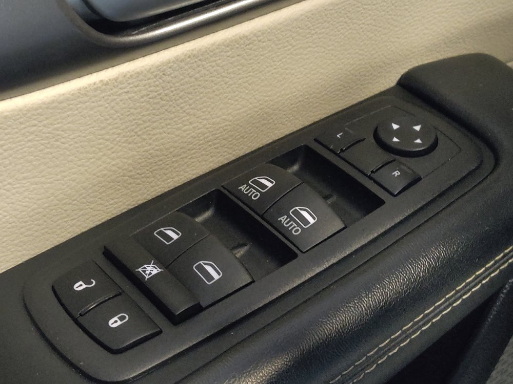 Used 2024 Chrysler Pacifica Touring-L FWD image 27