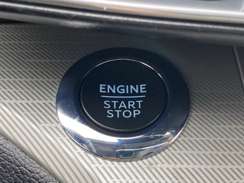 Used 2022 Ford Explorer XLT w/ Equipment Group 202A image 9