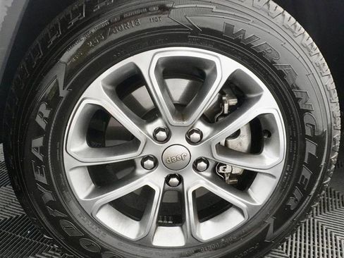 Used 2016 Jeep Grand Cherokee Limited w/ Luxury Group II image 3