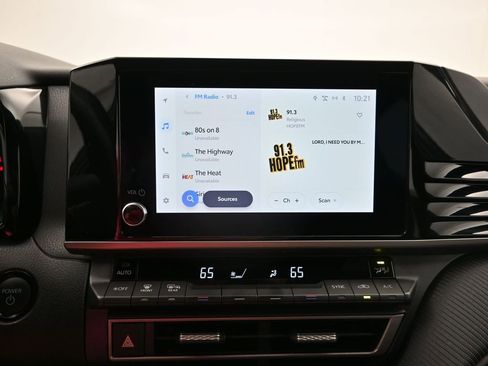 Used 2025 Toyota Camry SE image 16