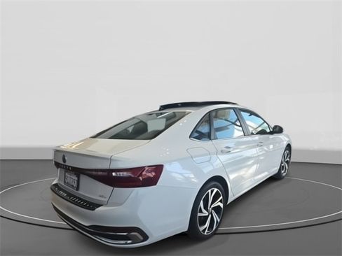 Used 2025 Volkswagen Jetta SEL image 7
