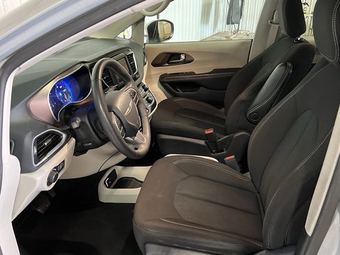 Used 2023 Chrysler Voyager LX image 9