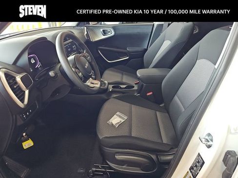 Used 2025 Kia Soul LX w/ LX Technology Package FWD image 9
