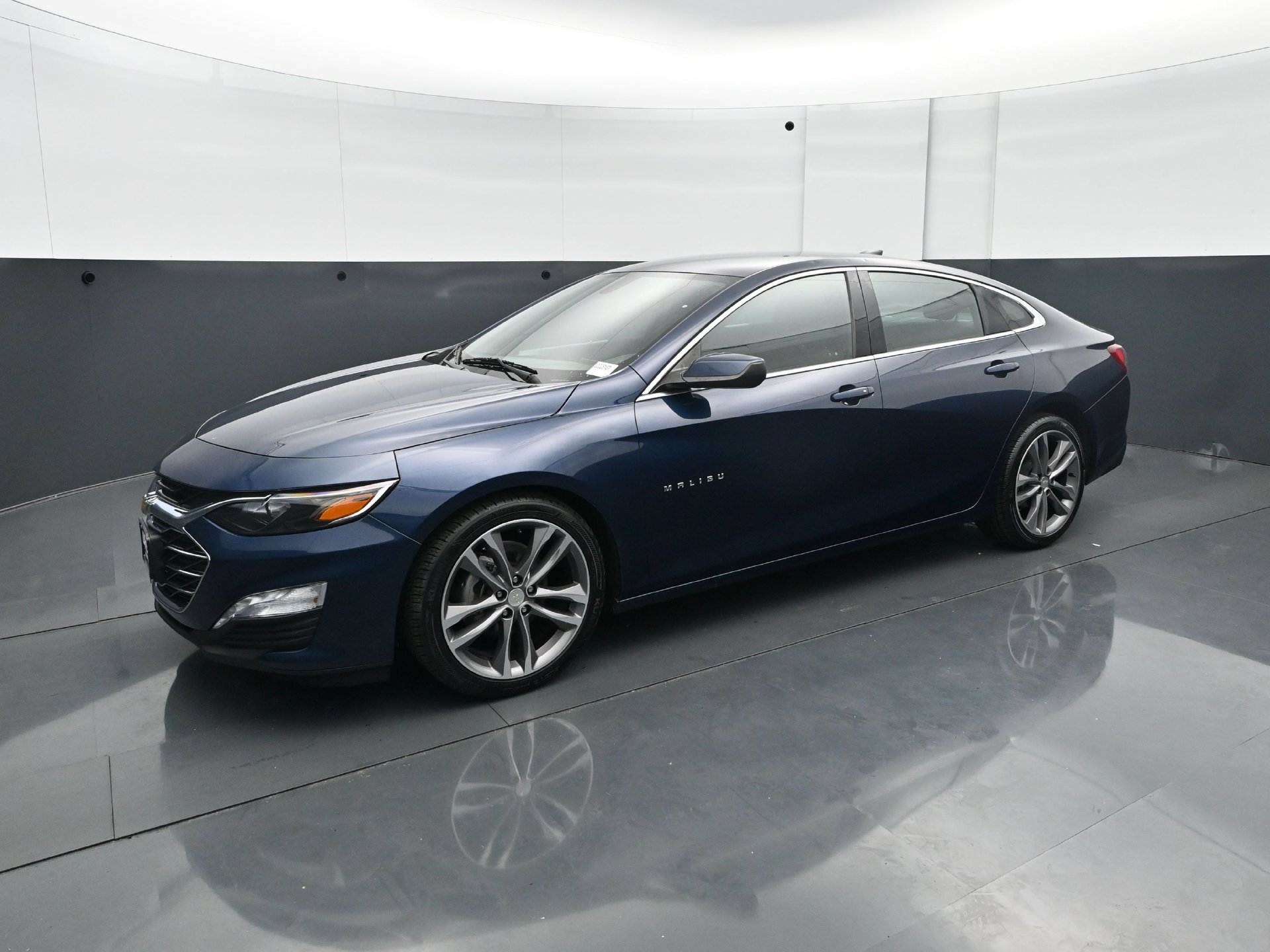 Used 2021 Chevrolet Malibu LT FWD image 2