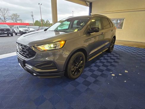 Used 2022 Ford Edge SE w/ Black Appearance Package image 3