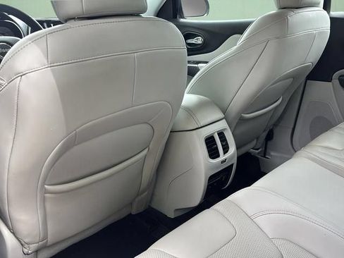 Used 2019 Jeep Cherokee Limited FWD image 26