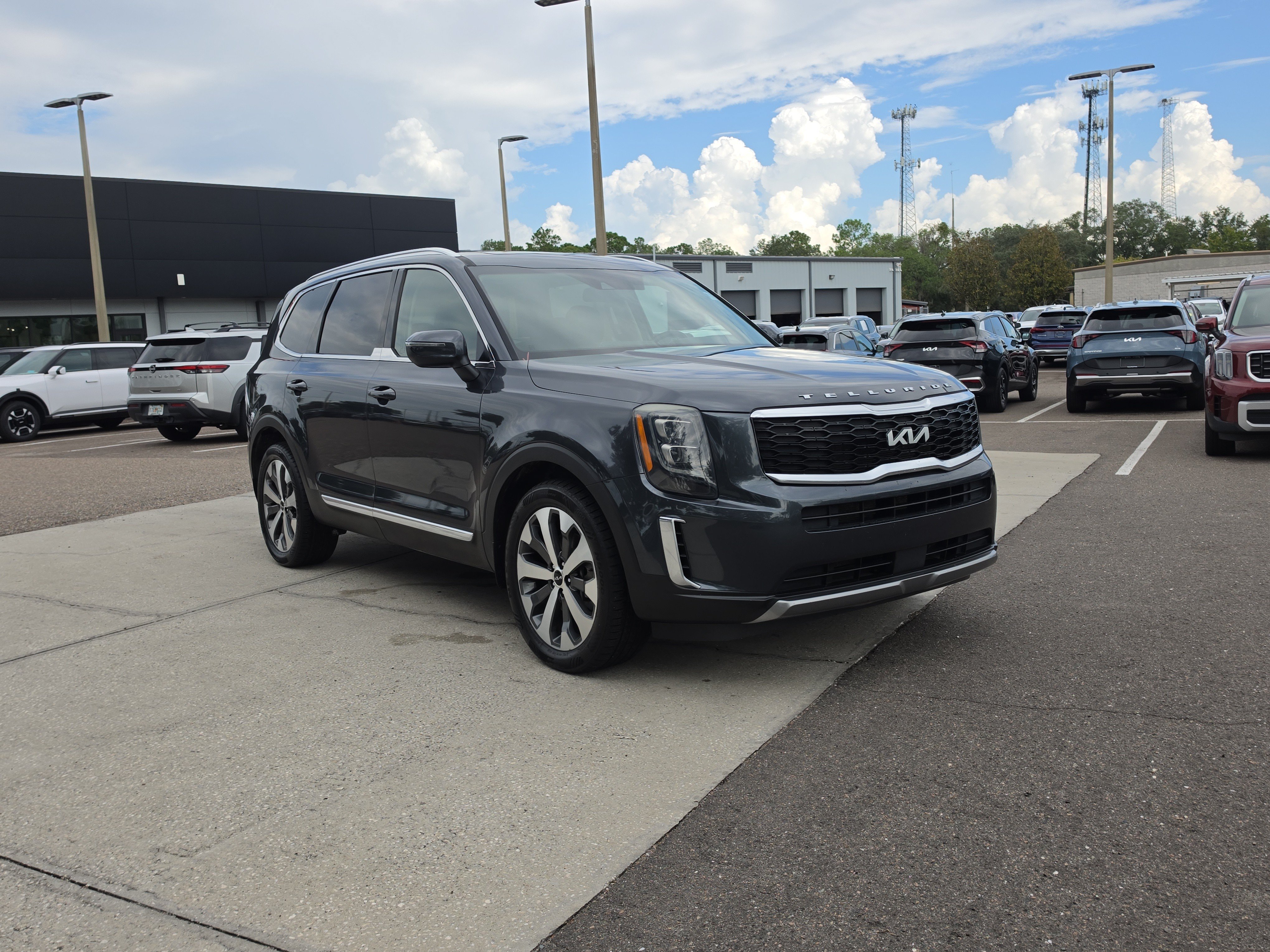 Used 2022 Kia Telluride EX w/ EX Premium Package FWD image 2