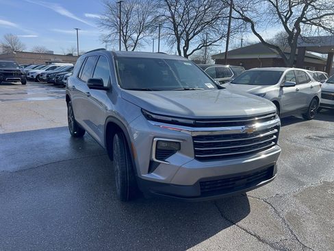New 2026 Chevrolet Traverse LT image 3