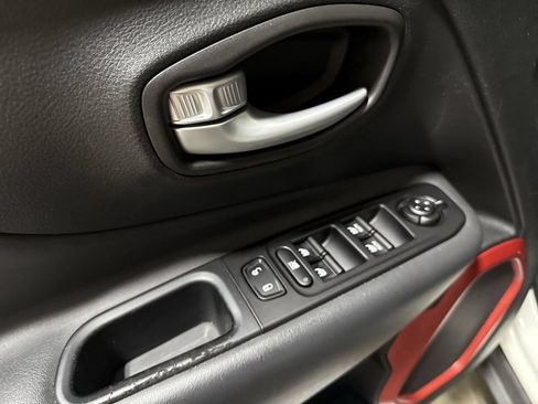 Used 2023 Jeep Renegade Trailhawk AWD/4WD image 21