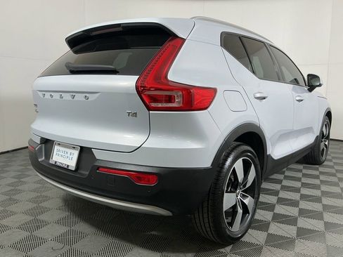 Used 2020 Volvo XC40 T4 Momentum image 6