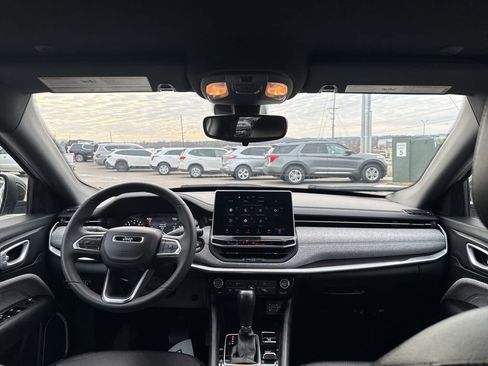 Used 2024 Jeep Compass Latitude image 21