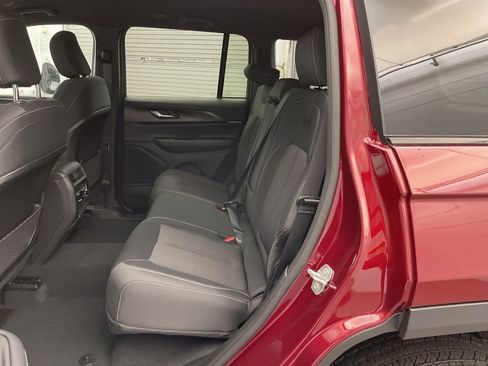 New 2025 Jeep Grand Cherokee Laredo image 17