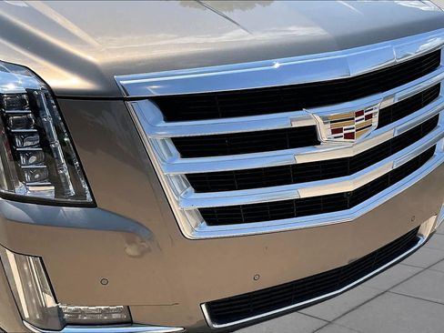 Used 2019 Cadillac Escalade ESV Luxury AWD/4WD image 29