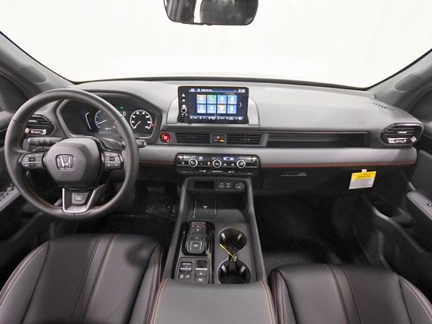 Certified 2025 Honda Pilot TrailSport image 3