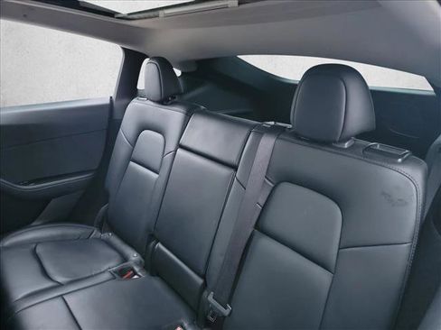 Used 2022 Tesla Model Y Long Range image 11