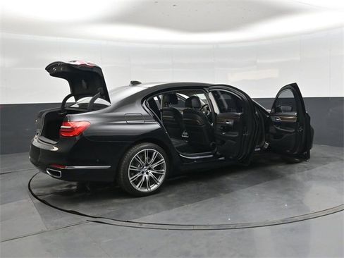 Used 2019 BMW 740i w/ Executive Package image 46