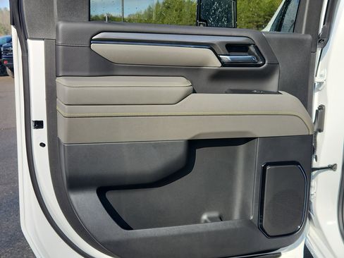 Used 2025 Chevrolet Silverado 2500 ZR2 w/ Technology Package image 39