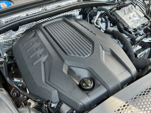 Used 2023 Porsche Macan AWD/4WD image 39