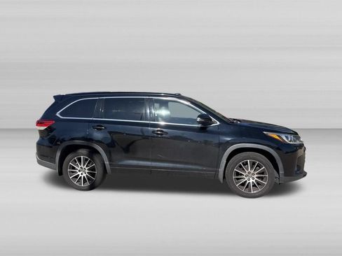 Used 2017 Toyota Highlander SE AWD/4WD image 3