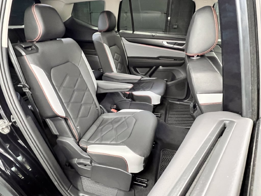 Used 2025 Volkswagen Atlas Peak Edition SE AWD/4WD image 18
