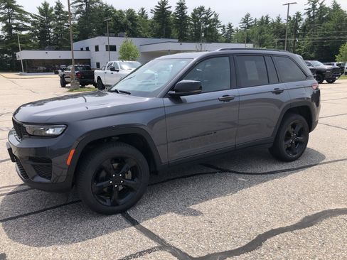 Used 2023 Jeep Grand Cherokee Altitude AWD/4WD image 7