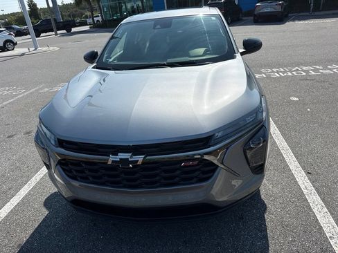 Used 2025 Chevrolet Trax RS w/ Sunroof Package FWD image 3