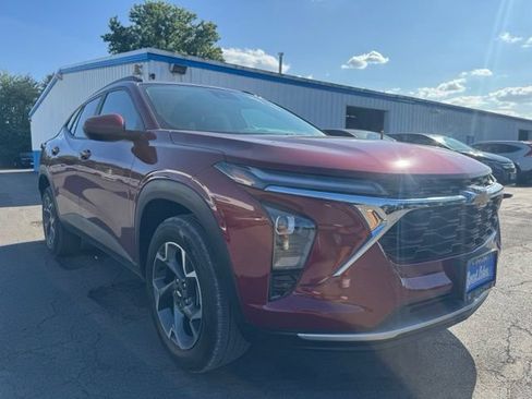 Used 2024 Chevrolet Trax LT FWD image 8