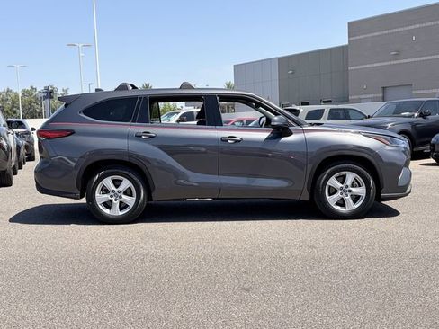 Used 2021 Toyota Highlander L FWD image 5