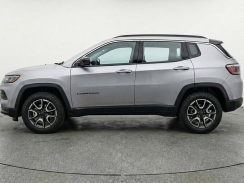 Used 2025 Jeep Compass Trailhawk image 4