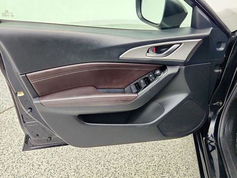 Used 2018 MAZDA MAZDA3 Touring FWD image 10