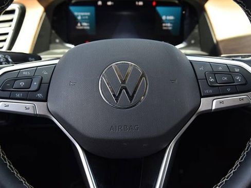 Certified 2025 Volkswagen Atlas SE FWD image 18