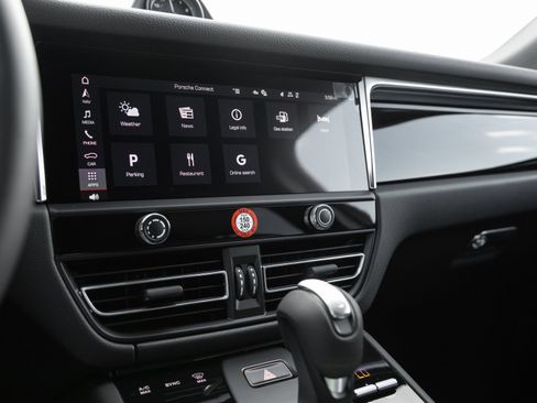 Certified 2025 Porsche Macan image 25