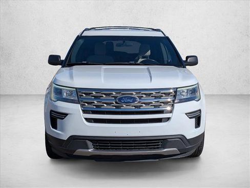 Used 2018 Ford Explorer XLT image 2
