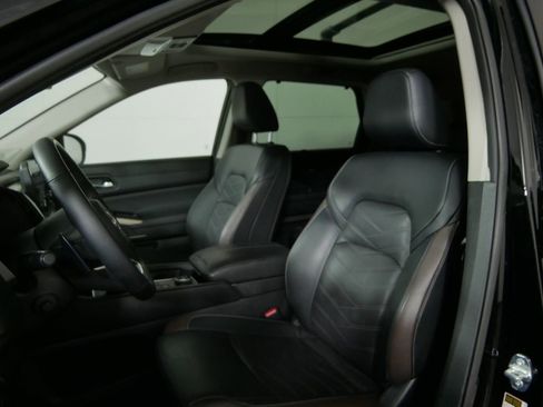 Used 2024 Nissan Pathfinder Platinum w/ Black Appearance Package image 11