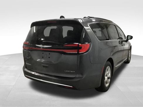Used 2023 Chrysler Pacifica Limited image 14