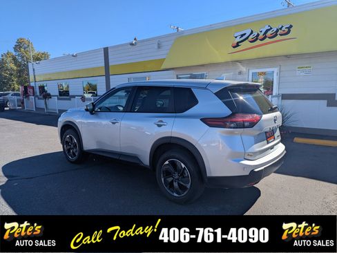 Used 2024 Nissan Rogue SV image 2