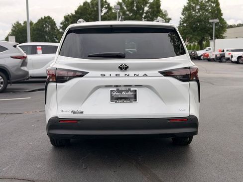 New 2026 Toyota Sienna XLE FWD image 9