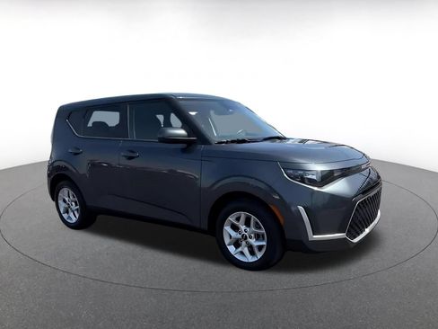 Used 2025 Kia Soul LX w/ LX Technology Package FWD image 2