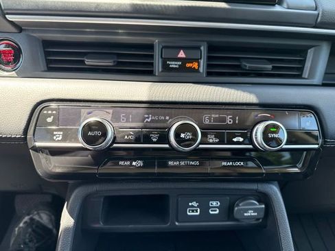Used 2025 Honda Pilot Touring image 29