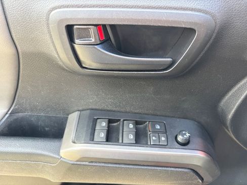 Used 2021 Toyota Tacoma SR5 w/ SR5 Appearance Package (SM) image 15