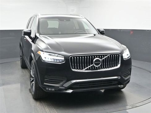 Used 2022 Volvo XC90 T6 Momentum image 2