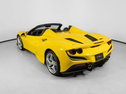 Used 2022 Ferrari F8 Tributo image 5