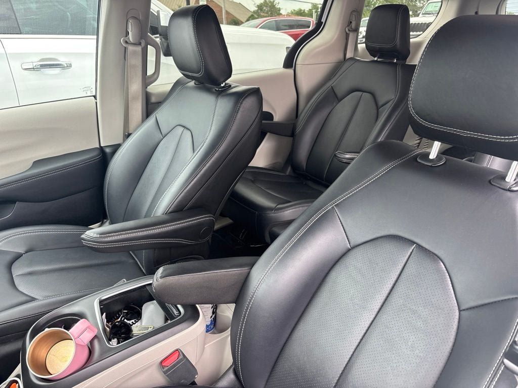 Used 2024 Chrysler Pacifica Limited FWD image 12