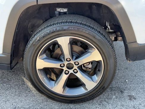 Used 2023 Jeep Grand Cherokee Laredo image 8