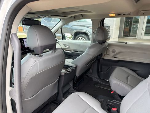 Used 2024 Toyota Sienna XLE FWD image 25