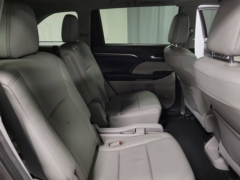 Used 2016 Toyota Highlander Limited w/ Driver Technology Package FWD image 32