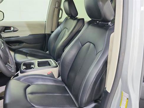 Used 2024 Chrysler Pacifica Touring-L FWD image 11