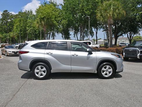 Used 2023 Toyota Highlander LE FWD image 5