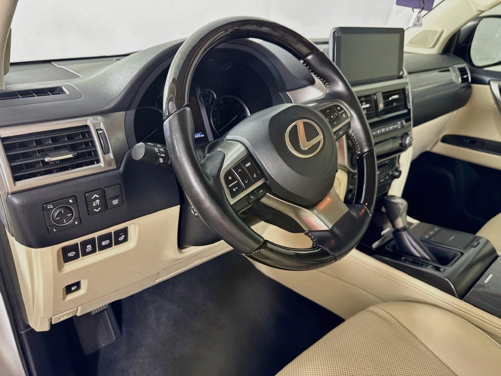 Used 2023 Lexus GX 460 Premium w/ Accessory Package AWD/4WD image 9